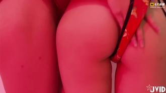  与好闺蜜突然在床上亲热了起来！ 