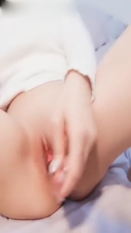  跳蛋塞入穴内另加水晶棒淫语挑逗水声清脆白浆泛滥 