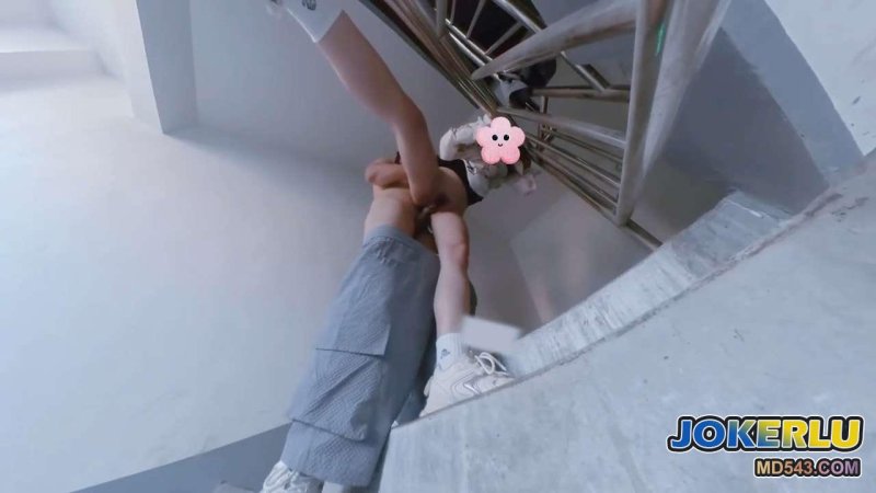  520和亲妹妹在楼梯间的激情