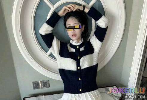  搂着女儿在沙发上看她玩王者游戏一番纠缠下终于修成正果内射了女儿